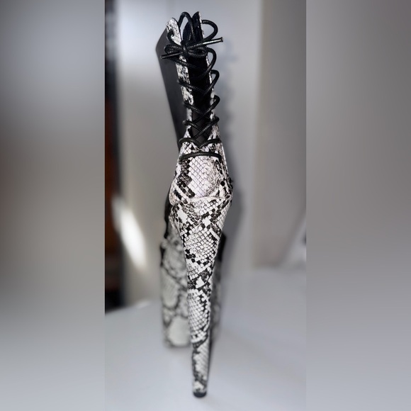 Hella Heels Killer Kingsnake Hybrid 8” - Picture 4 of 5